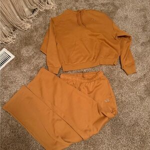 Alo Yoga Accolade Sweat Set